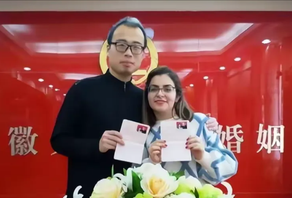 襄阳小伙李兵，25岁那年娶了个伊朗媳妇，叫曼提尼，不仅28岁了还是个博士！可李