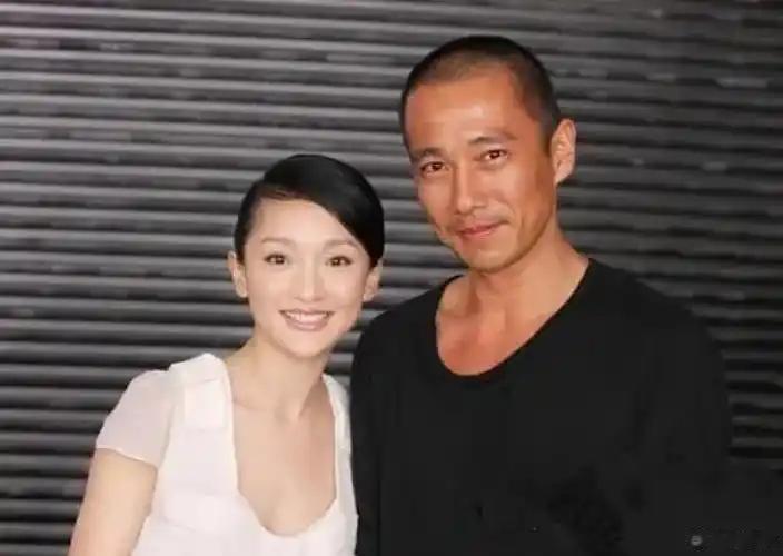 周迅的前男友贾宏声，趁父母一个不留神，从十四层高的楼上跳了下去。等老两口跑下楼，