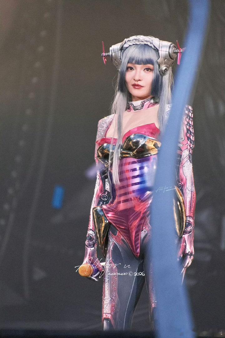 张韶涵朋克摇滚风造型酷到我了✨金属质感机甲服饰气场全开，发色造型完美适配曲风，视