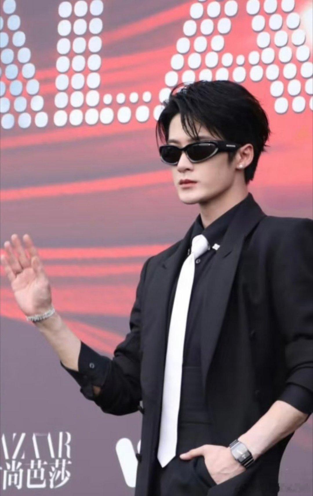 投：檀健次、刘宇allblack🕶️造型芭莎之夜红毯生图，论唱跳男爱豆的时尚
