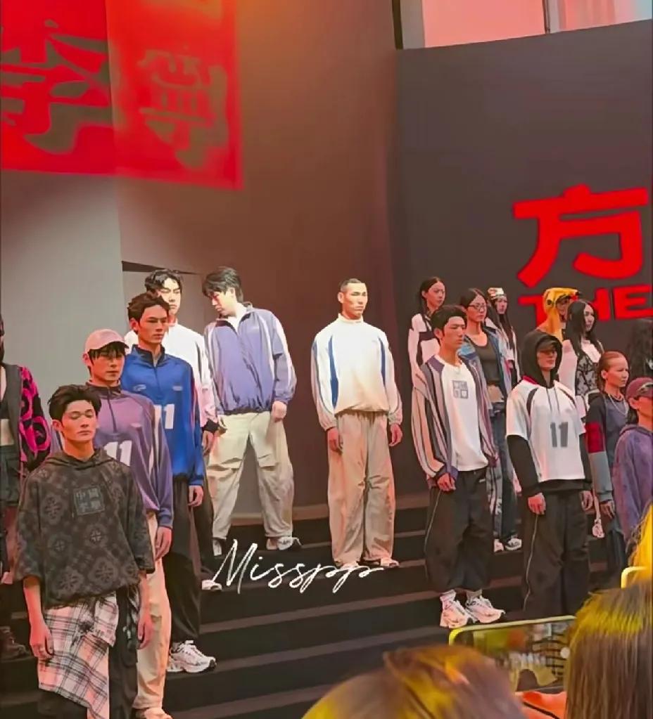 李宁呀，李宁你这次做的可真不到位，王楚钦出席品牌活动都不知道站哪里，左看看右