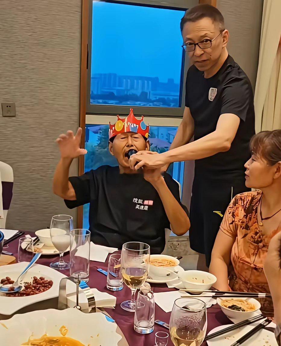 张朝阳为老父亲祝寿与家人聚餐时的一幕，张朝阳拿着话筒给他发言​​​