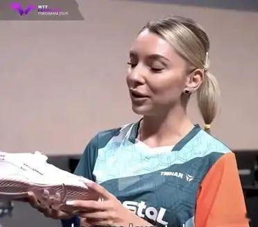 斯佐科斯外号“妖精”人美且妖，喜欢一些标新立异的东西，比如她比赛时穿的裙子就是那