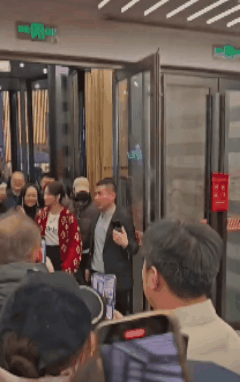 辛芷蕾回老家鹤岗参加活动中途突然急刹车……因为发现自己亲舅姥爷挤在路演门口的人群