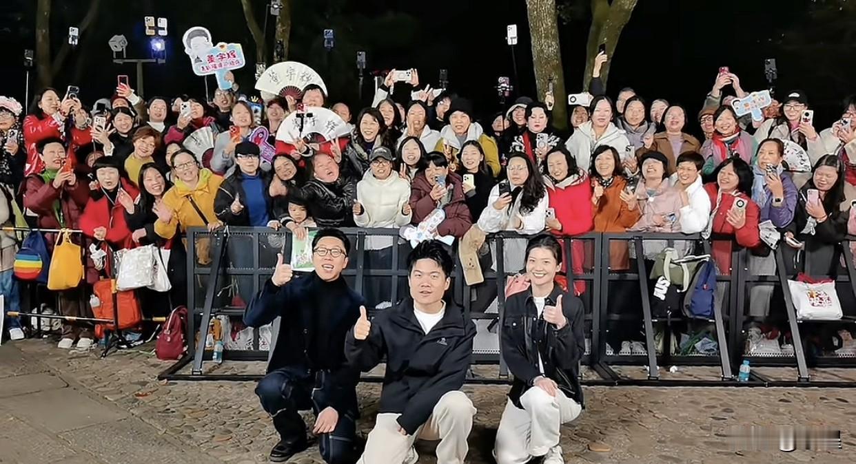 这次董宇辉福建外场有多受欢迎？路人都会忍不住停下来围观大合影看到的只是一部分