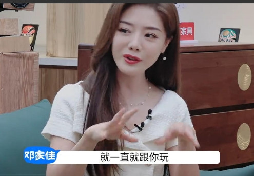邓家佳被猫治愈了。在最近的微综艺《一茶两座》中，56岁的于谦对话42岁邓家佳，相