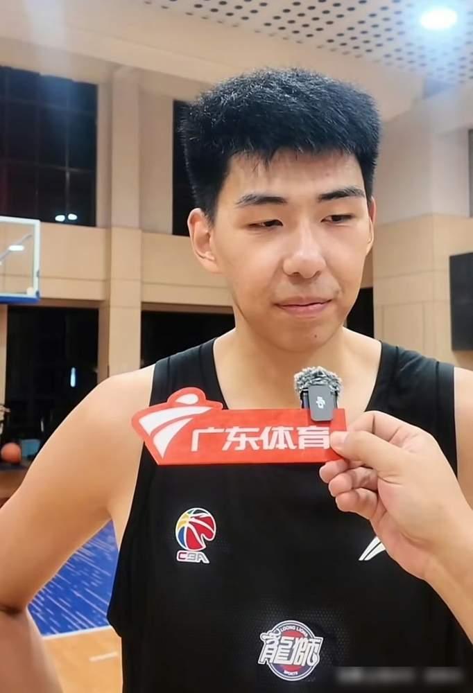 广东球迷一下懵了，万万没想到，徐昕接受广东记者采访时，连广东男篮那句最熟悉的口号