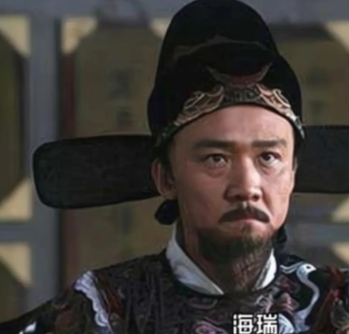 别被当年明月骗了，海瑞并不是他口中所谓的无用的好人。历史上真实的海瑞，既是清官，