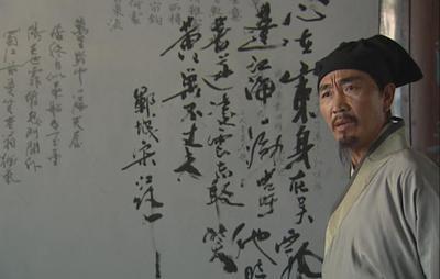 黄文炳举报宋江不该吗？宋江确实题了反诗，最后一句：敢笑黄巢不丈夫，绝对是想造反