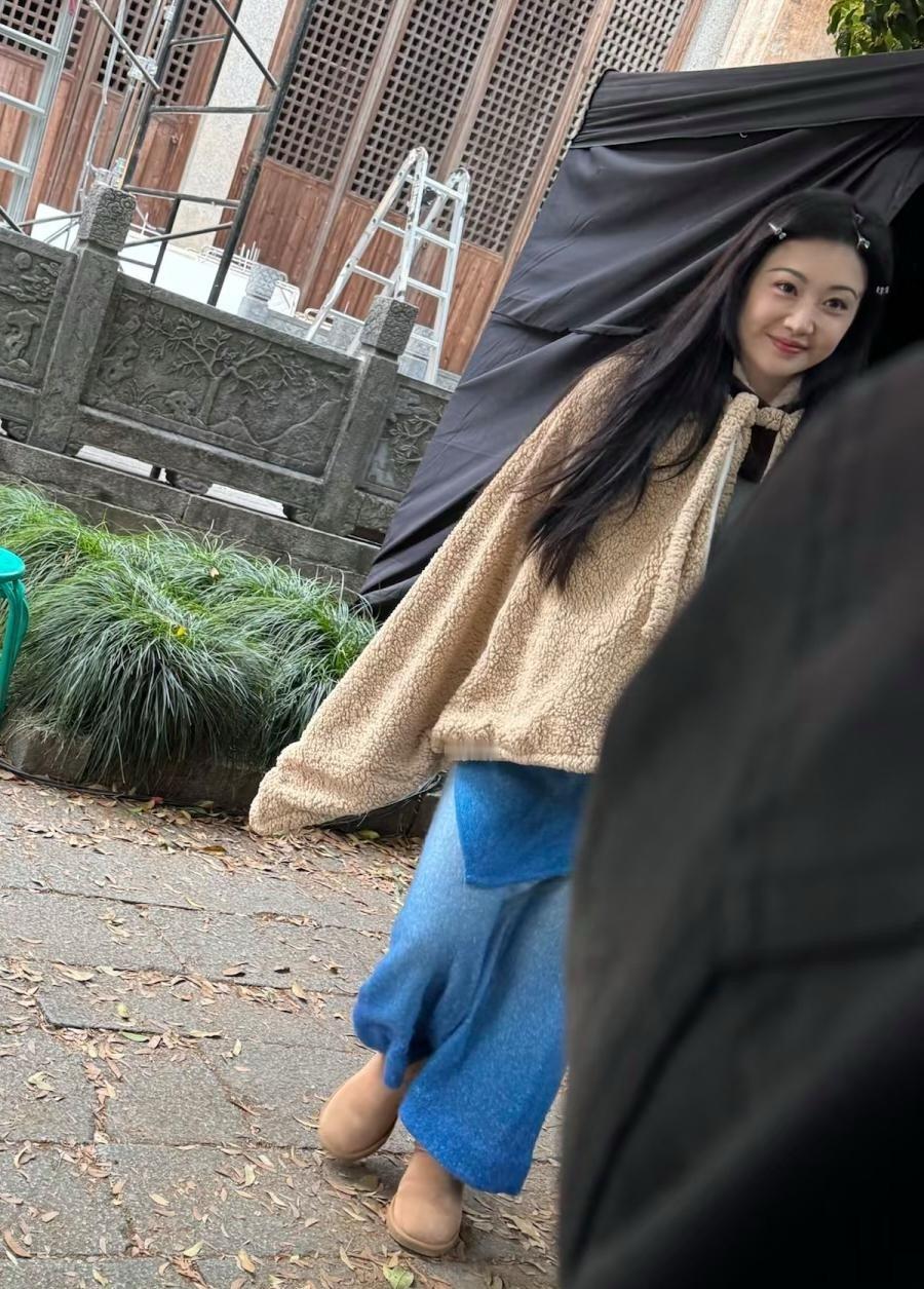 37岁景甜在安徽小镇的街头出现，她的穿衣打扮朴素，长发披肩，皮肤好白皙，身材丰腴