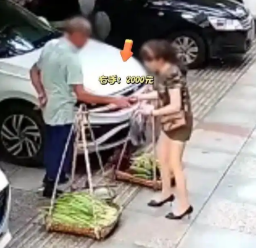 四川，女子为了照顾路边卖菜大爷的生意，买了一把5块钱的菜，付款时一迷糊，竟然给大