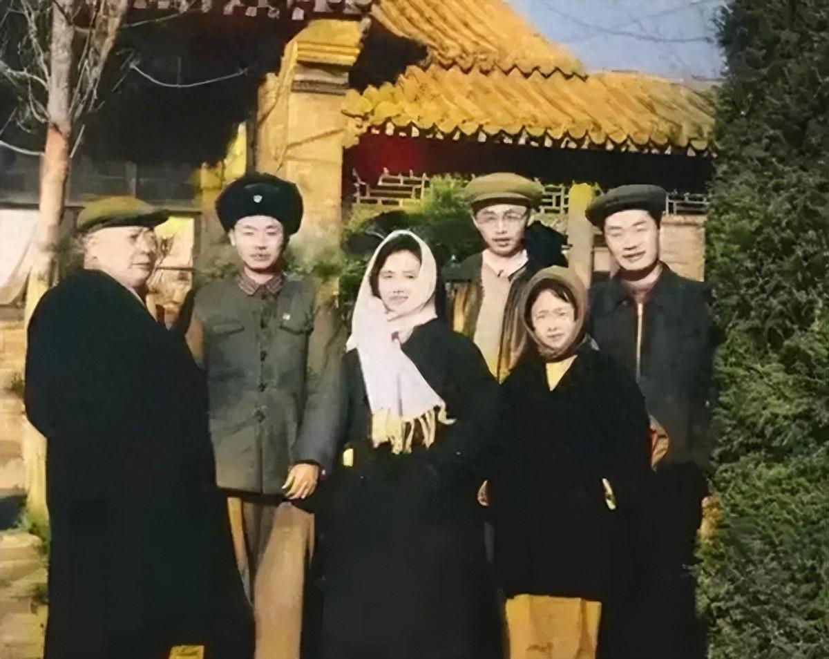60年代陈毅一家在北京的老照片，当时张茜刚满41岁，气质颜值俱佳1963年1月