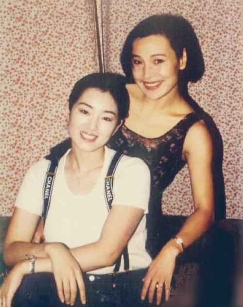 80年代陈冲和巩俐的旧合影，瞬间被两个时代顶流的同框戳中。泛黄的相纸里两个人都