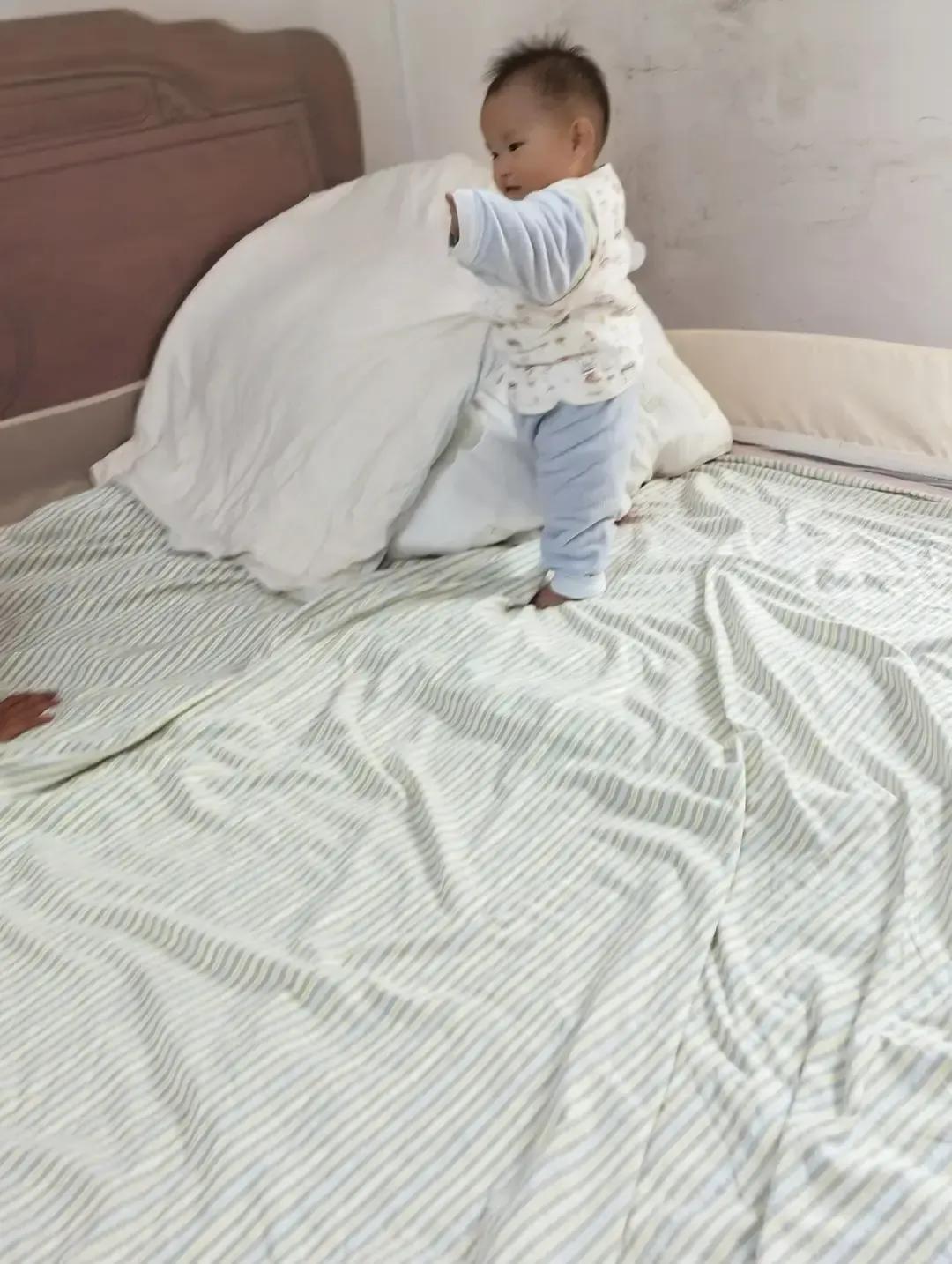 一个被焦虑逼到辞职的宝妈，在娃奶粉钱见底时决定再找工作。她怕再犯病，更怕办公室