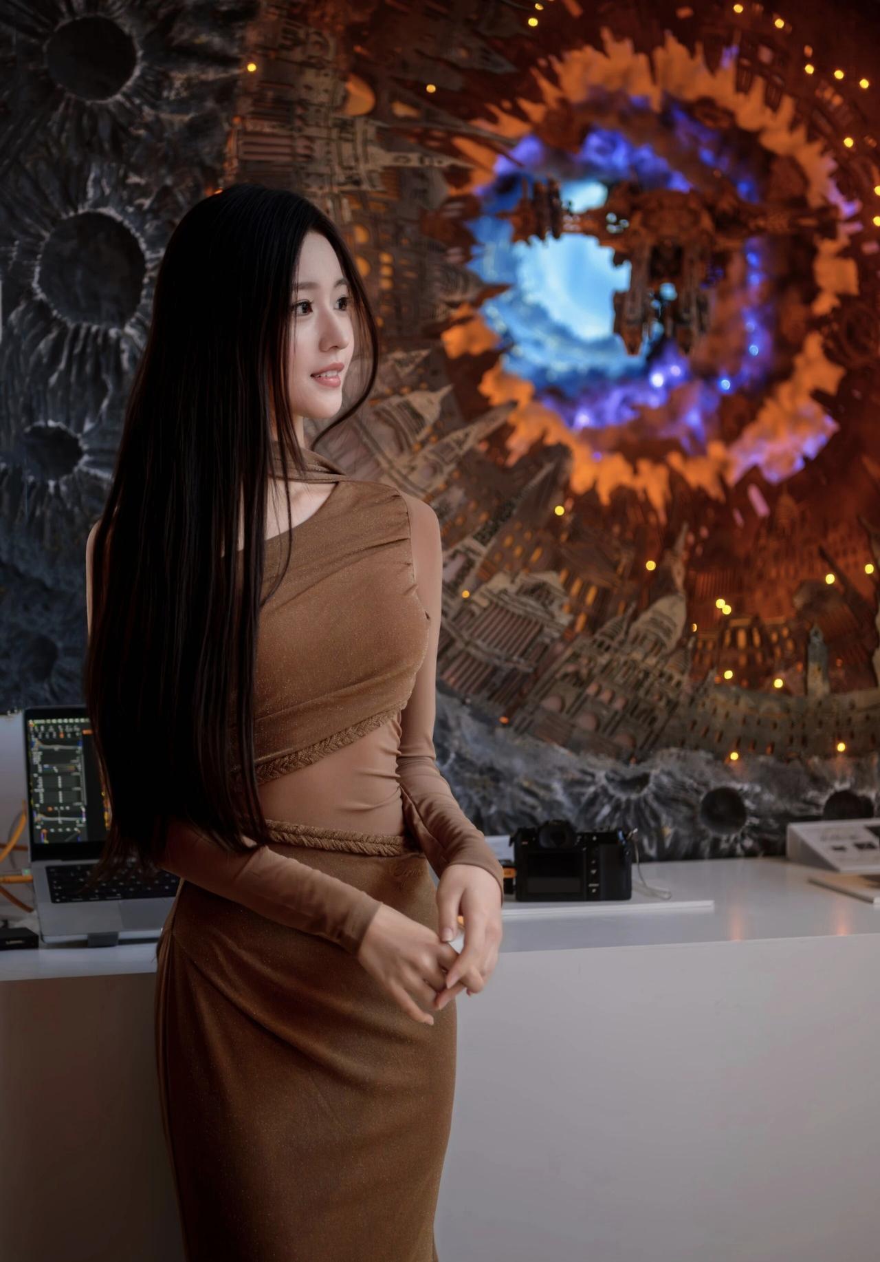 站在充满张力的艺术背景前，焦糖色的穿搭成了温柔的注脚，让艺术与日常温柔相拥