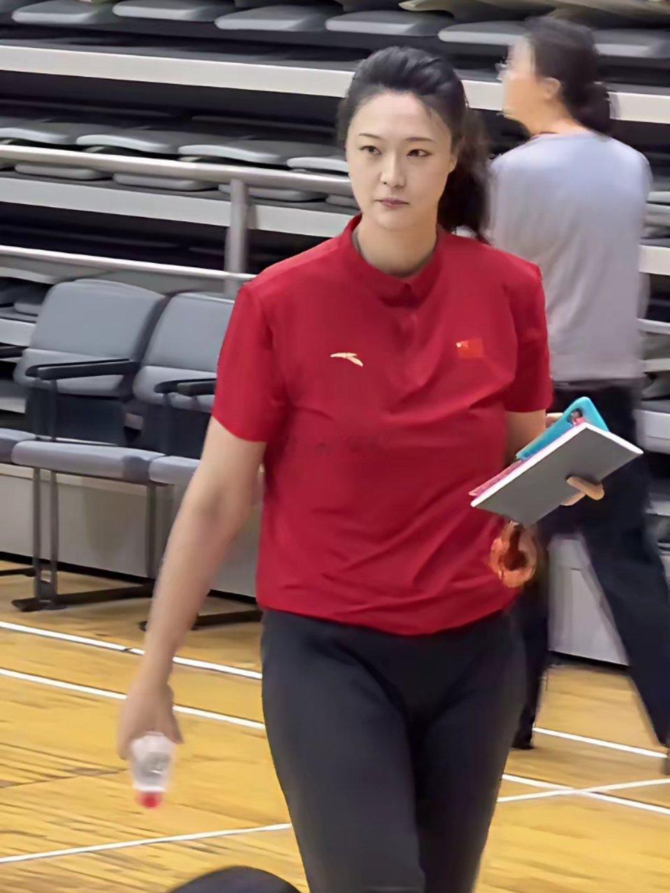 这这，如果我没猜错的话…她就是未来中国女排未来的郎平→又一个郎导！