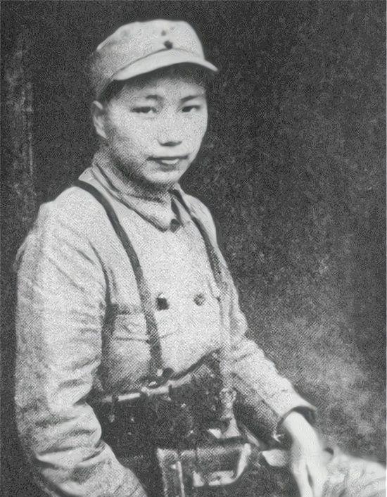 1933年，16岁的李开芬被活埋，这时，政治部主任张琴秋骑马冲了过来，高喊：“她