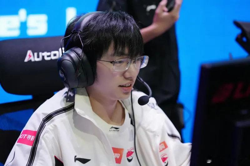 AL新赛季全崩因圣枪哥对线养怪物，版本变了牺牲流上单真的该改变？以前是团队灵魂，