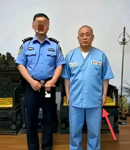 释永信在机场的照片曝光后，在拘留所的照片再次流出。老和尚去掉袈裟之后，眼中的霸