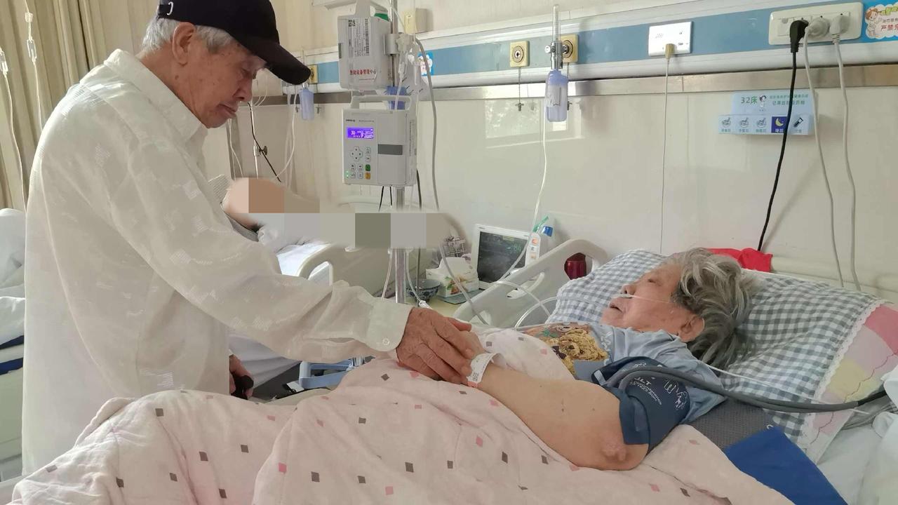 老妈生病住院几天了，老爸吵着要去看她。哥姐过来接他，大姐本来留家里做饭，等他们回