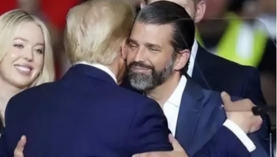 美国有可能再出父子总统。根据最新民调，现在共和党内下届总统候选人的支持率里，小特