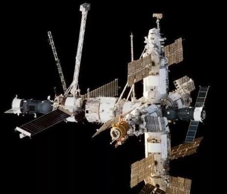 1991年，苏联宇航员去太空后，岂料国家解体，他被丢在太空上313天，好不容易重