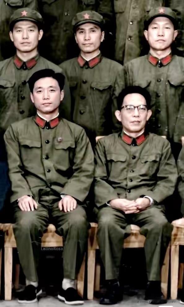 所谓“六五”式军装，是一九六五年解放军取消军衔后换发的军装(如图所示)。干部军装