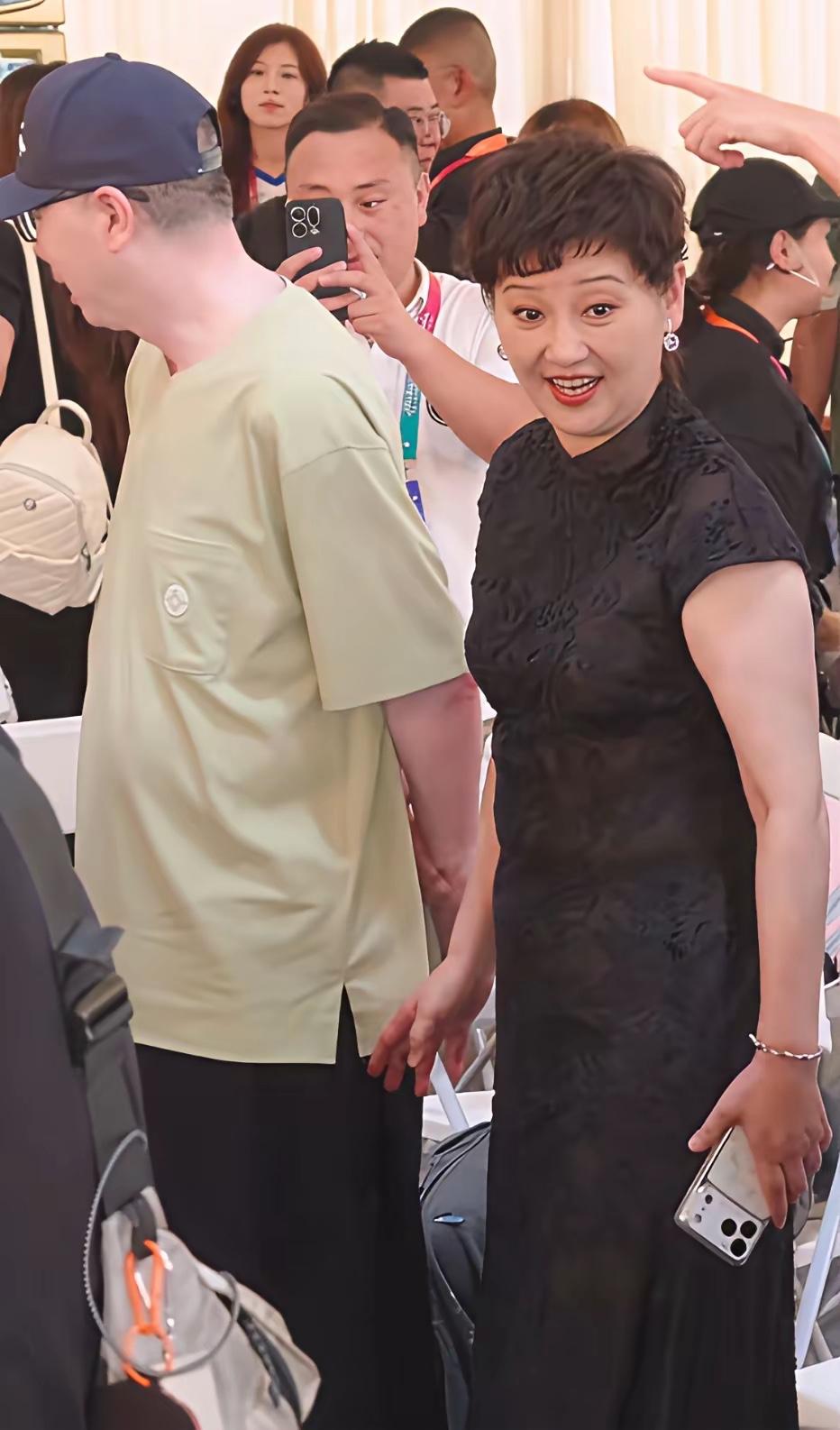 看到网友分享的冯大导演和“夫人”徐帆参加电影活动的照片看状态，两个人心情都很不
