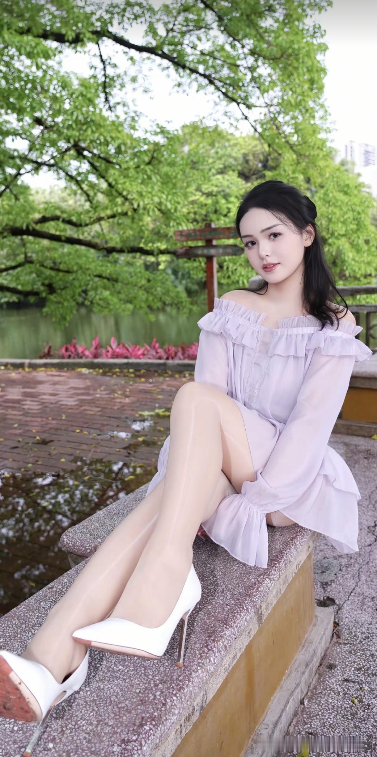 优雅漫步在公园，浅紫色连衣裙与高跟鞋相得益彰，尽显温柔与自信。紫色高跟鞋女