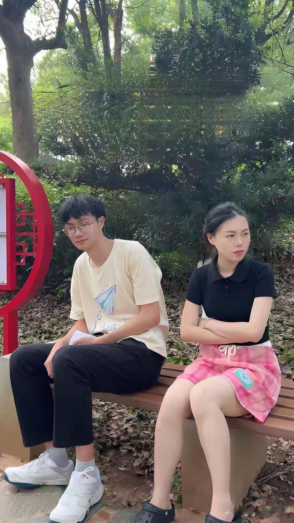 小伙去相亲，发现竟然是他中学时的死对头，两人一见面没聊几句就吵起来了。女子说：