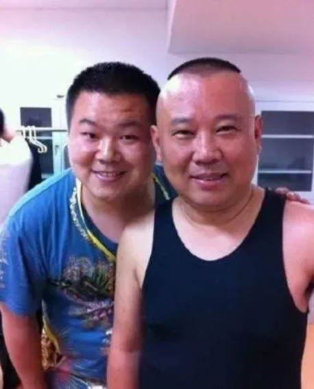 2012年，郭德纲给岳云鹏大女儿她取名“岳麓一”，岳云鹏很开心，可郭德纲给小女儿