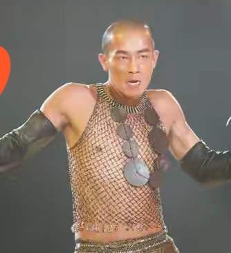 陈小春58岁钻黑箱被推走：粉丝骂他耍大牌，看完后台视频后都沉默了。2026