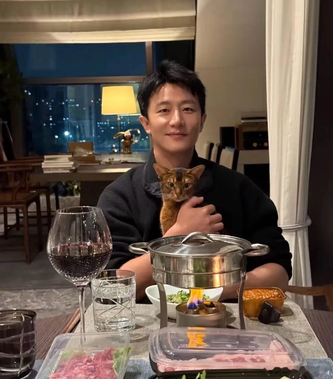 黄轩女友晒国外日常，在英国乡村漫游，全英文口语被夸赞很治愈！