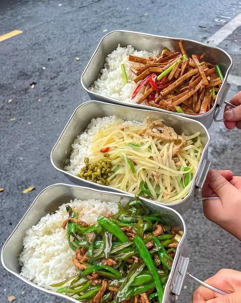 你觉得三人谁的选择最明智？我觉得肯定是选择青椒肉丝的人最明智了。你看看豆腐干