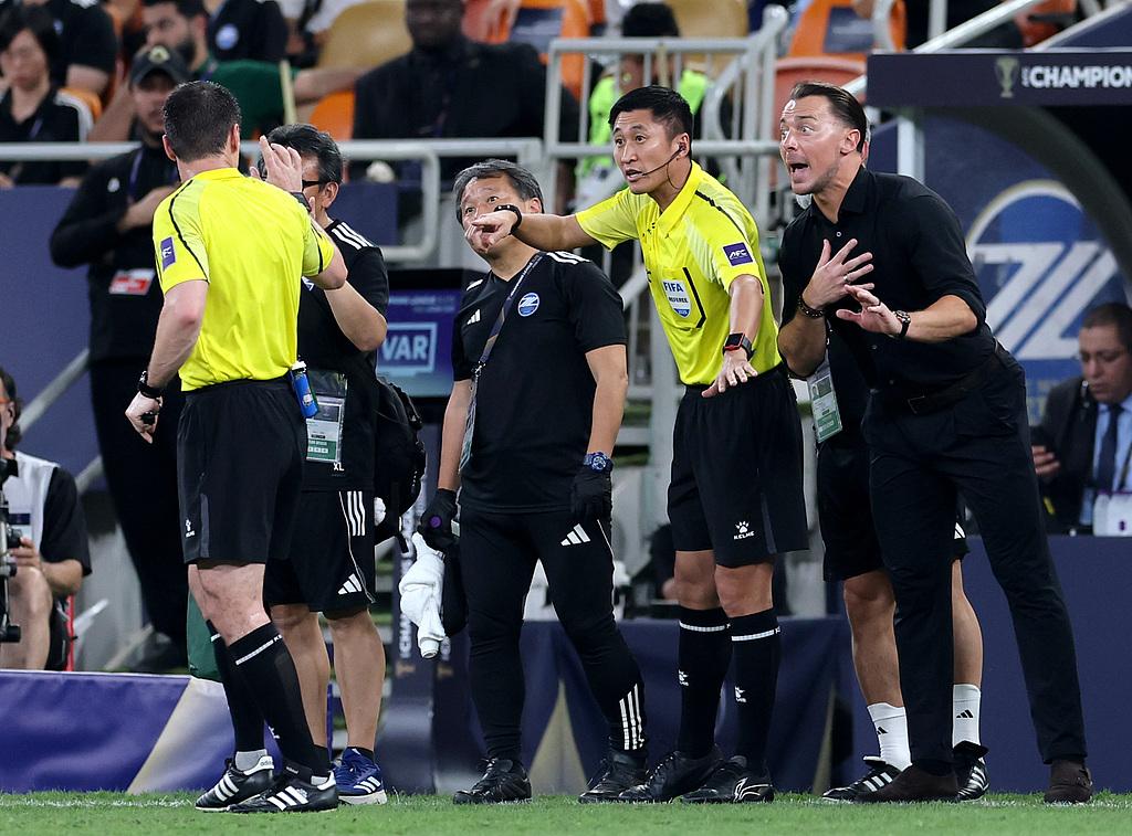 马宁周飞执法亚冠精英联赛决赛在北京时间4月26日凌晨沙特吉达进行的2025-