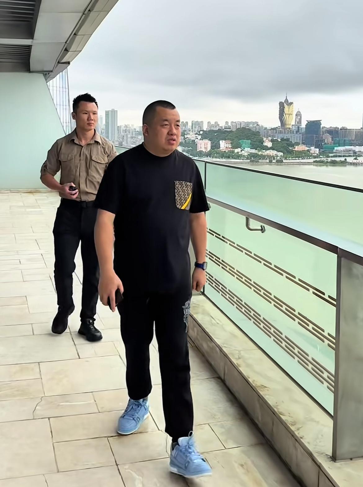 河南固始大网红“北京坤哥”这次算是彻底暴露了携家人前往小饭馆吃饭，保镖抱着6斤