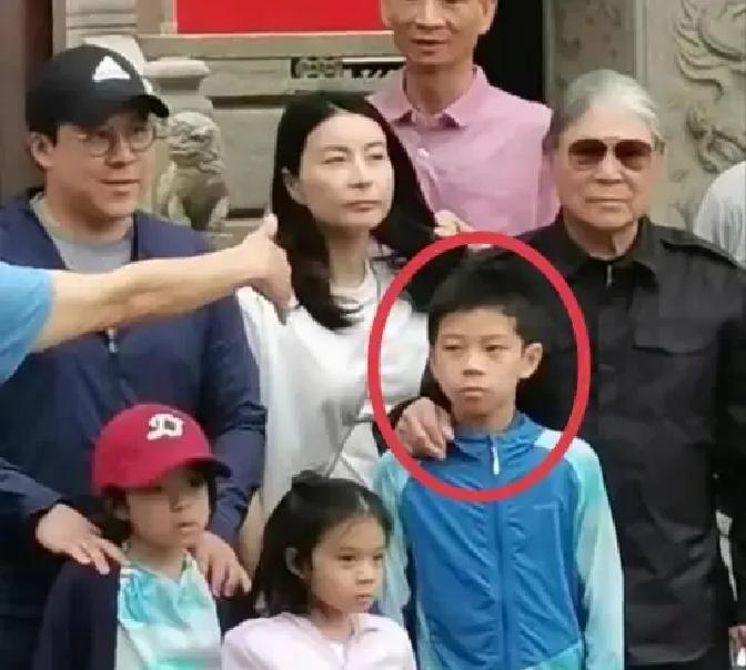 广州太古汇圣诞夜，12岁的霍中曦攥着蜜雪冰城，吸管啪一声插好，下一秒把奶茶递到霍