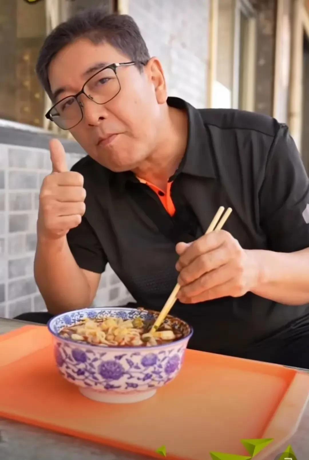 今年六十一岁的水均益，回甘肃老家自己来到了一家正宗的牛肉面馆，要了一份韭叶牛肉面