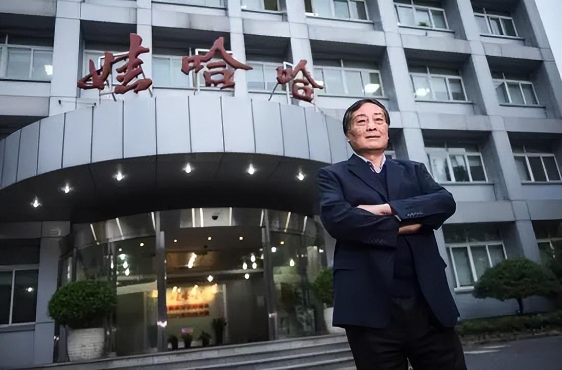 2009年宗庆后父亲宗启曾主持编修家谱，只有宗馥莉记入家谱，“当时宗启有意让宗继