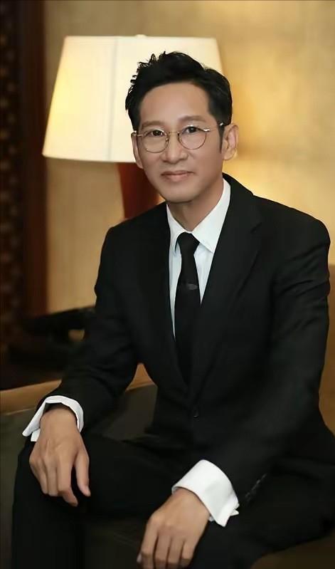 🐰演员王劲松，今年五十八，无儿无女，没有结过婚。有记者问他，不想找个人共度