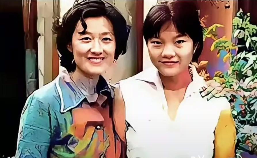 这张老照片，定格了章含之与女儿洪晃同框的珍贵瞬间。章含之眉眼温婉，笑容舒展，一身