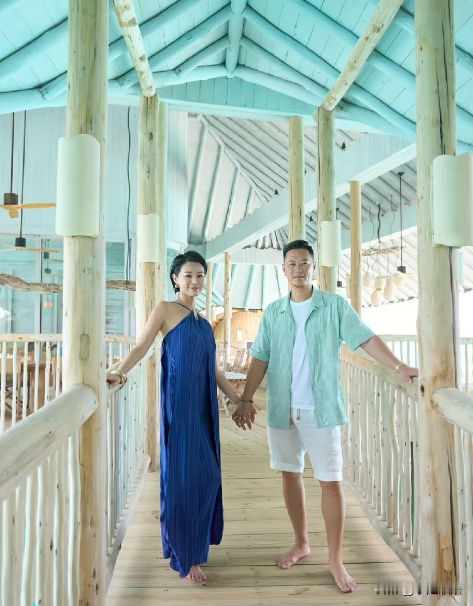 胡杏儿活成人生赢家！一家五口度假颜值爆表，网友：不知黄宗泽看到作何感想近日