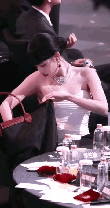 王楚然这桌饭局，算是把“真实”俩字刻在脑门上了。谁能想到，穿得跟画报里走出