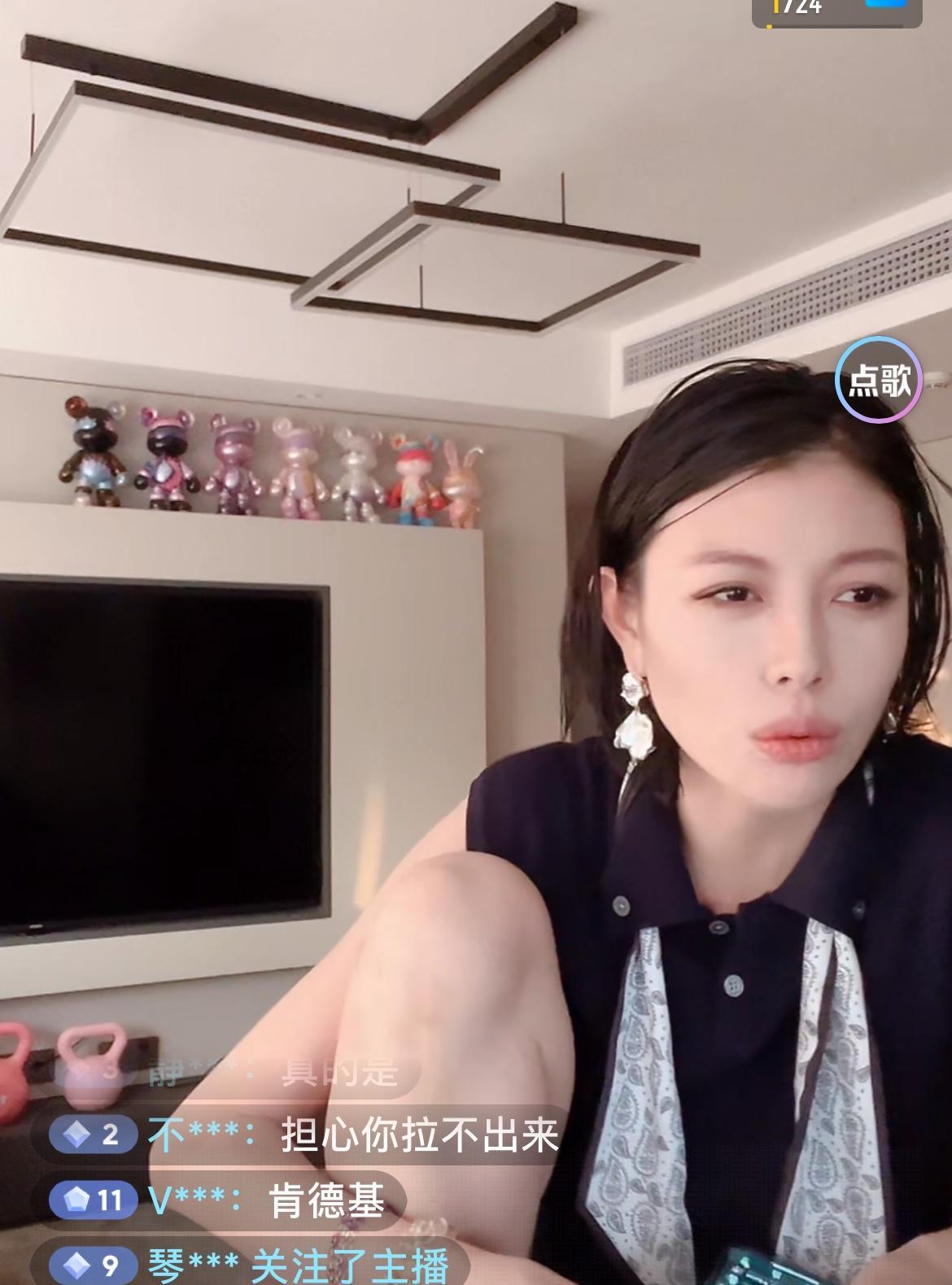 7月10日傍晚，汪峰前任葛荟婕出现在直播间！葛荟婕说：我养了三只猫，一只狗，狗狗