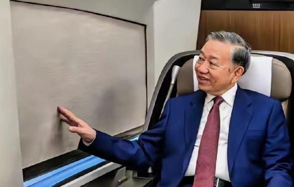 都在说苏林坐高铁是“体验”，告诉你，这是外交史上最狠的一次拒绝。他这趟车坐