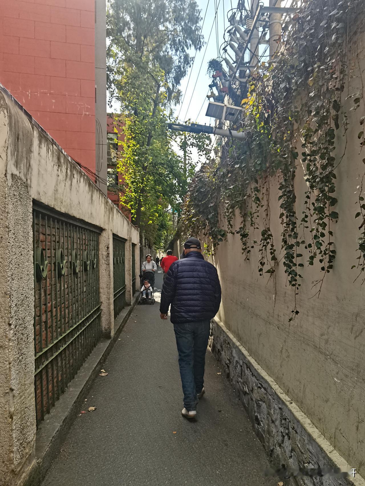 刚才拒绝了一个全屋定制的销售，拒绝完我心里也不落忍人家热盼盼的跟我联系几次了