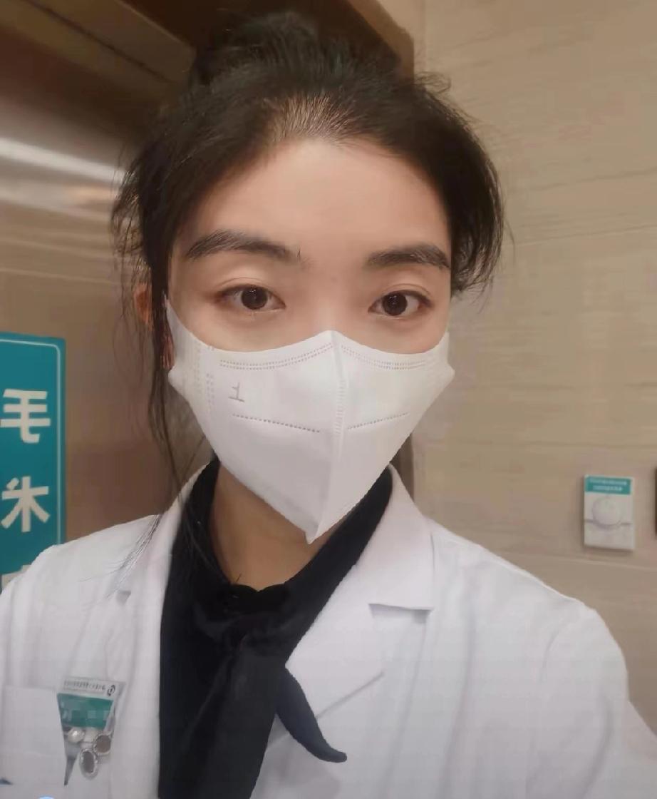 上海有一位女医生，竟然在手术前收了患者家属的红包，然后走进手术室进行手术。但出乎