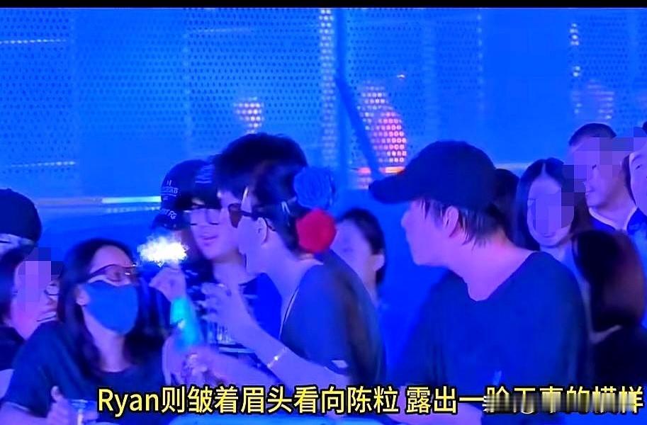 灯光还晃时，手势先把面子撕破。音乐节上，陈粒朝王菲的男闺蜜Ryan比出“国际手