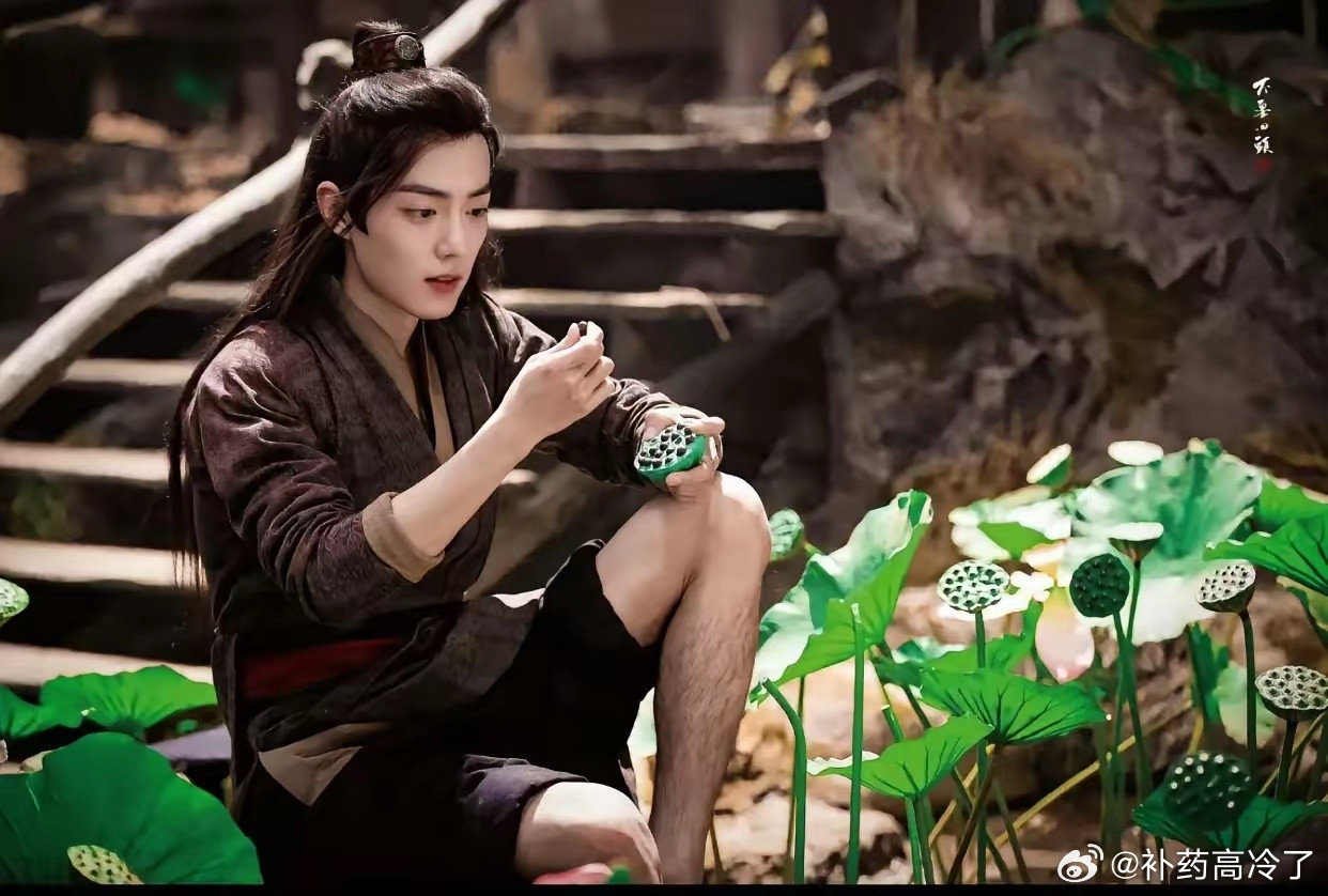 真没想到，肖战看上去不像毛多的人，却穿了两条厚毛秋裤！