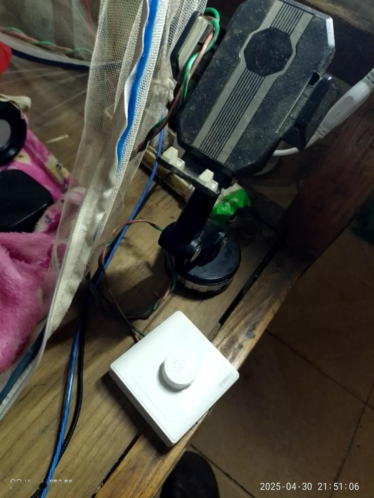 前几天邻居那里20块钱买了一个吊扇，但是开关线比较短，而且不能调试，开关非常不方